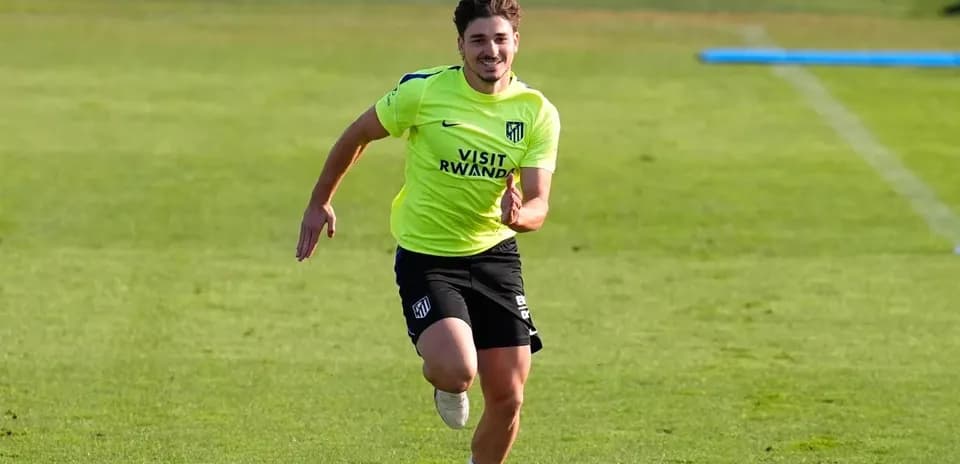 Futbolchi mashg'ulotda yugurib bormoqda