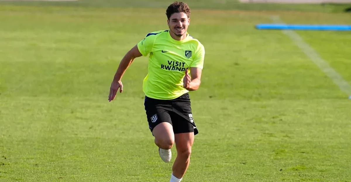 Futbolchi mashg'ulotda yugurib bormoqda