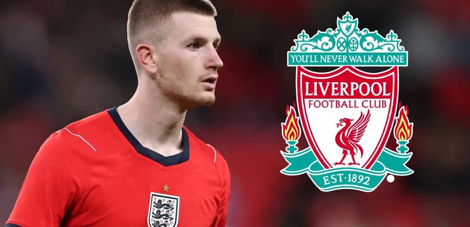 Futbolchi qizil forma kiygan, Liverpool emblemasi bilan