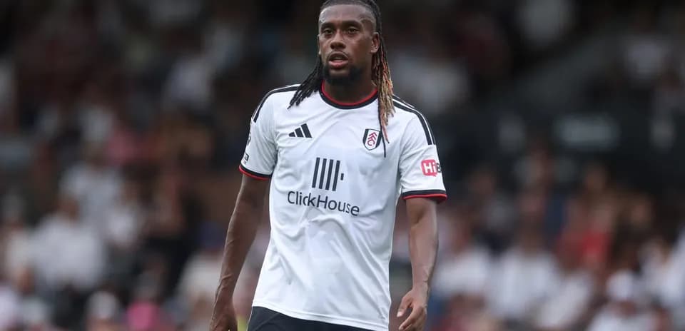Futbolchi Fulham formasida maydon markazida