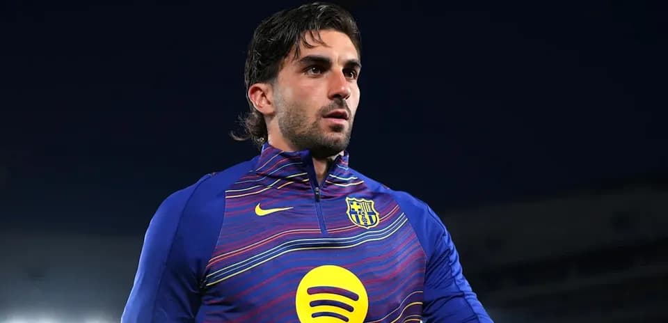 Futbolchi maydonga chiqish uchun tayyorgarlik ko'rmoqda