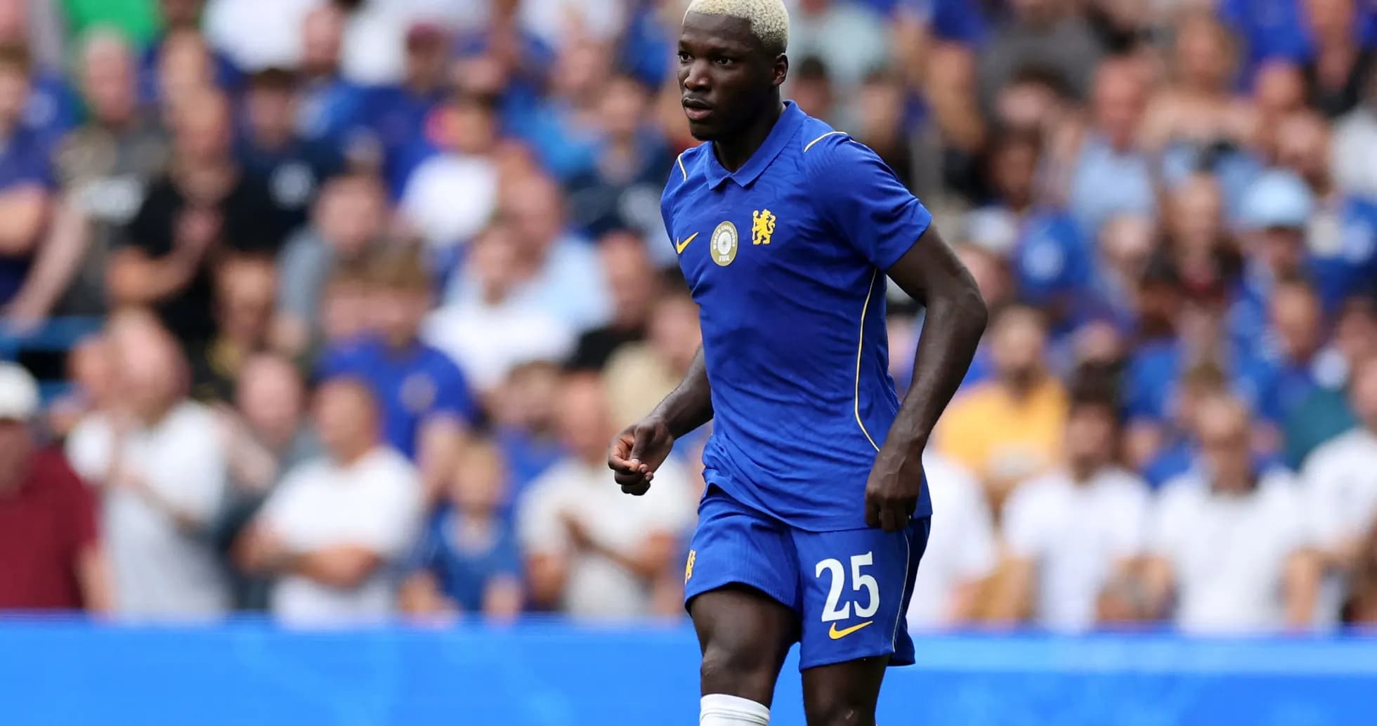 Futbolchi Chelsea formasida maydonda harakatda