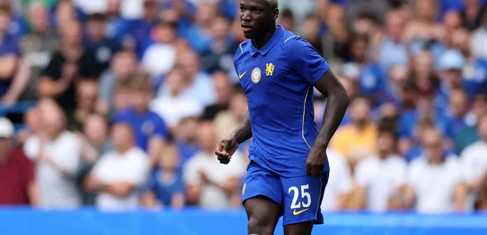 Futbolchi Chelsea formasida maydonda harakatda