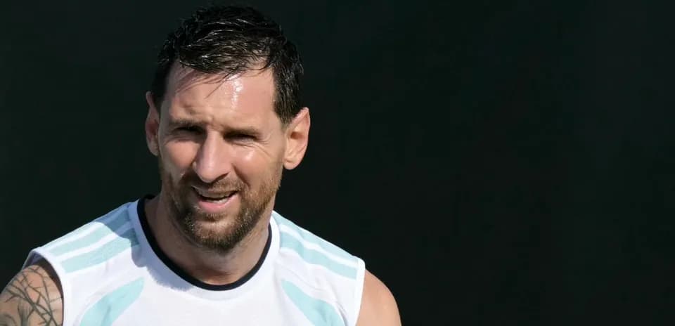 Futbolchi Lionel Messi trening paytida kulmoqda