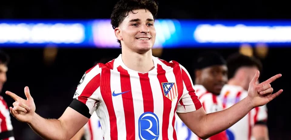 Futbolchi g'alaba qozonishidan keyin quvonadi