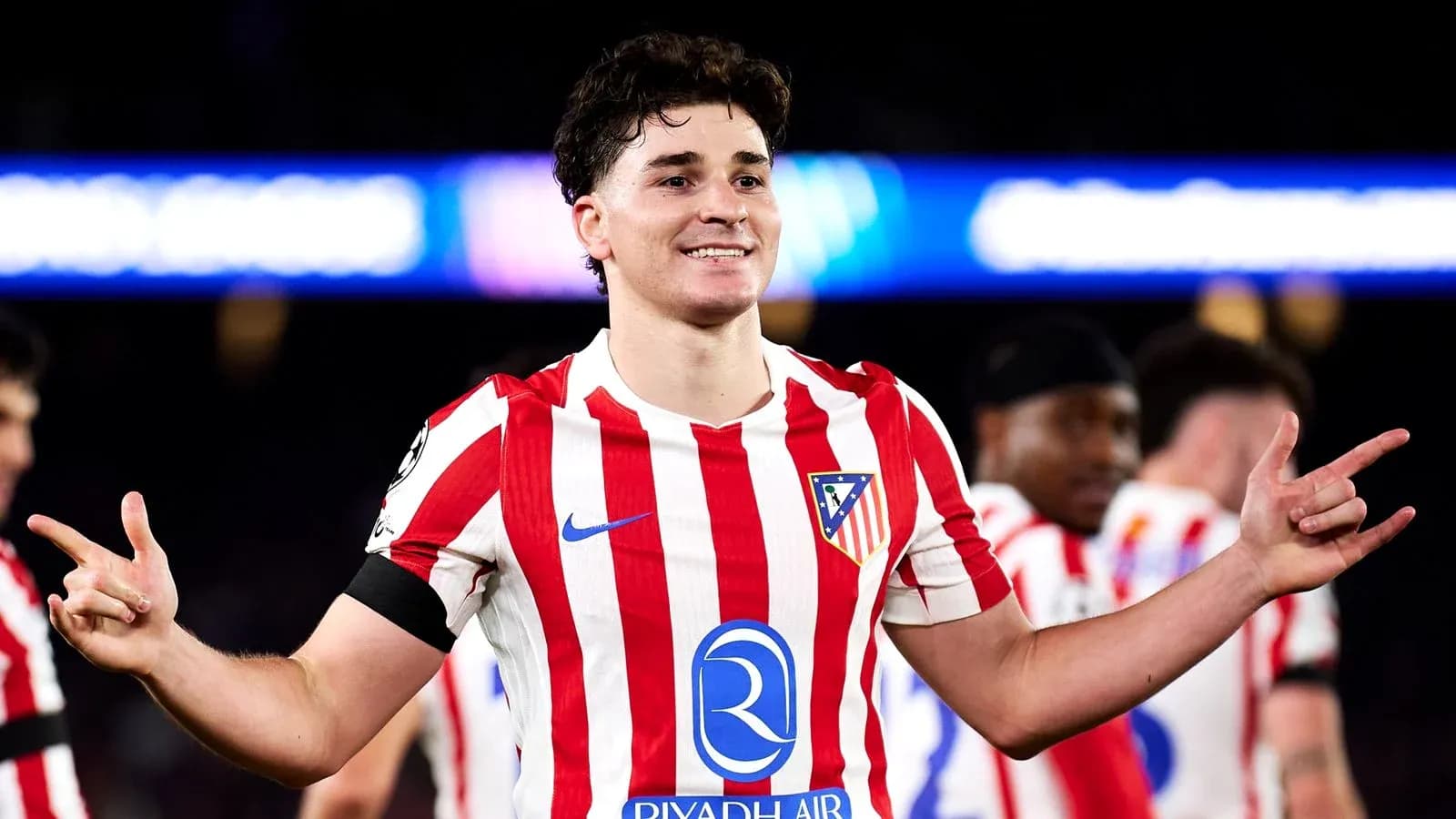 Futbolchi g'alaba qozonishidan keyin quvonadi