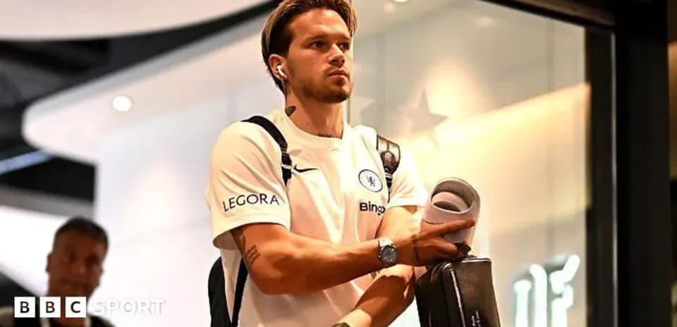 Futbolchi aeroportda yuk tashiyotgan holatda
