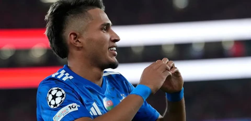 Futbolchi o'yin davomida qo'l harakatlari qilmoqda