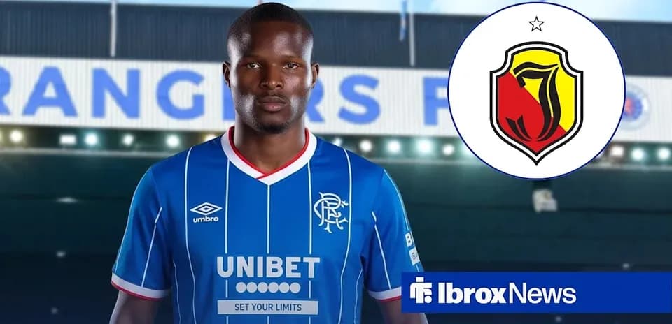 Futbolchi Rangers formasida, stadion oldida turibdi