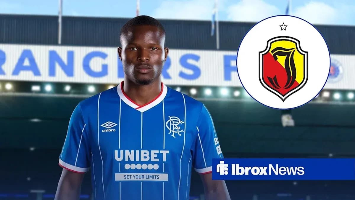 Futbolchi Rangers formasida, stadion oldida turibdi