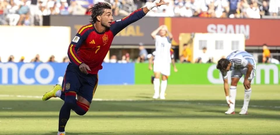 Ispaniya futbolchisi gol urishdan keyin nishonlayapti