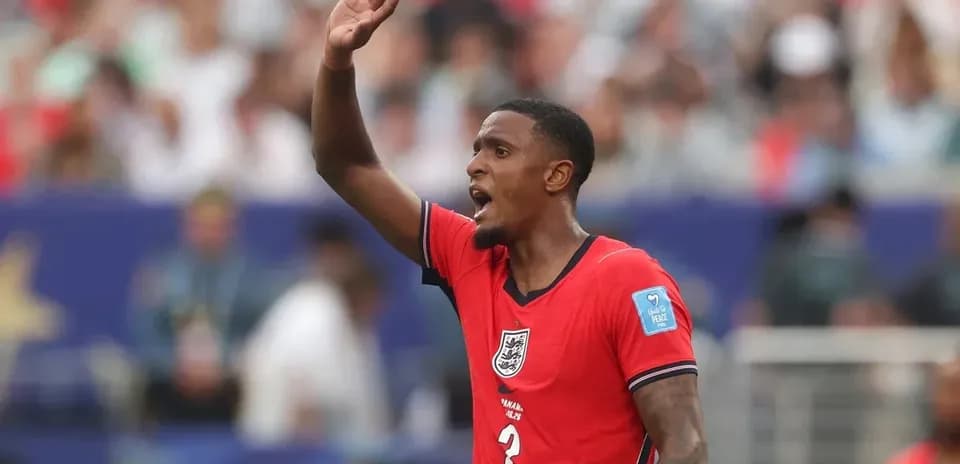 Futbolchi maydonda ko'tarilgan qo'l bilan murojaat qilmoqda
