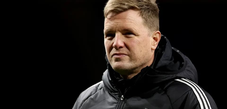 Trener matbuot anjumanida futbolchilarni kuzatmoqda