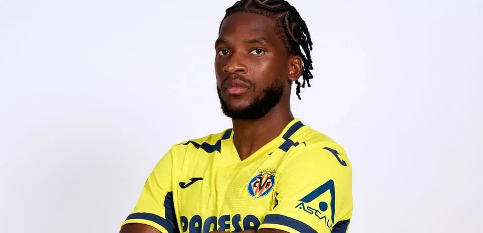 Futbolchi sari forma kiyib turgan holatda