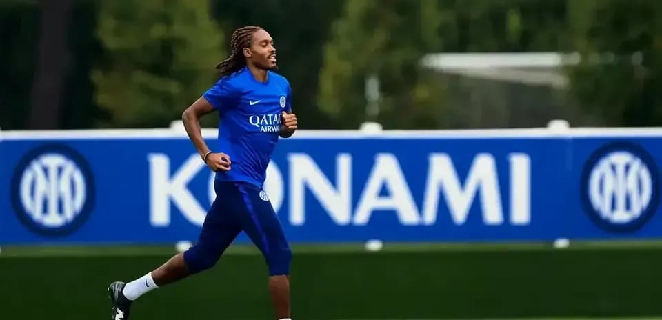 Futbolchi mashg'ulotda yugurayotgan payti