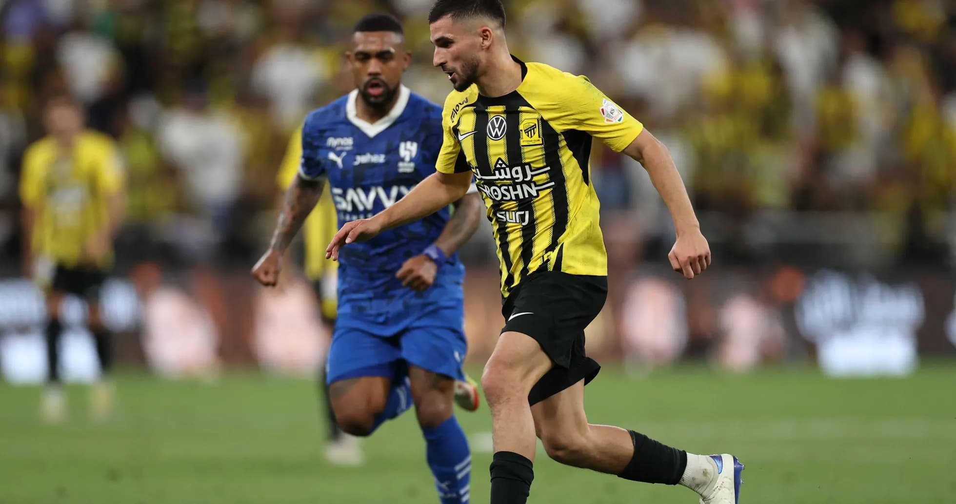 Ittihad va Al-Hilal o'yinchilari to'p uchun kurashmoqda