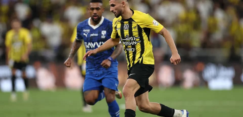 Ittihad va Al-Hilal o'yinchilari to'p uchun kurashmoqda