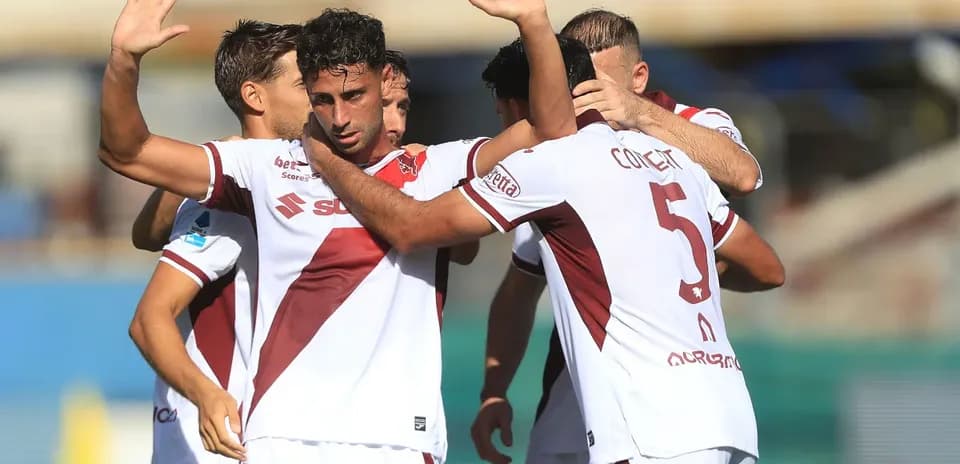 Futbolchilar gol urishidan keyin bir-birini quchoqlamoqda