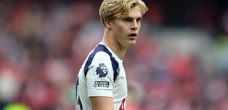 Futbolchi maydonda o'yin davomida to'pga e'tibor qaratmoqda