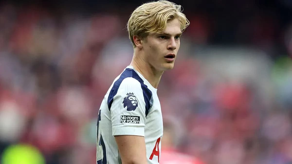 Futbolchi maydonda o'yin davomida to'pga e'tibor qaratmoqda