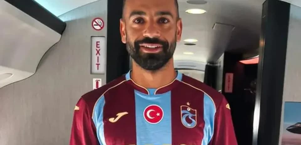Futbolchi Trabzonspor formasida samolyot ichida