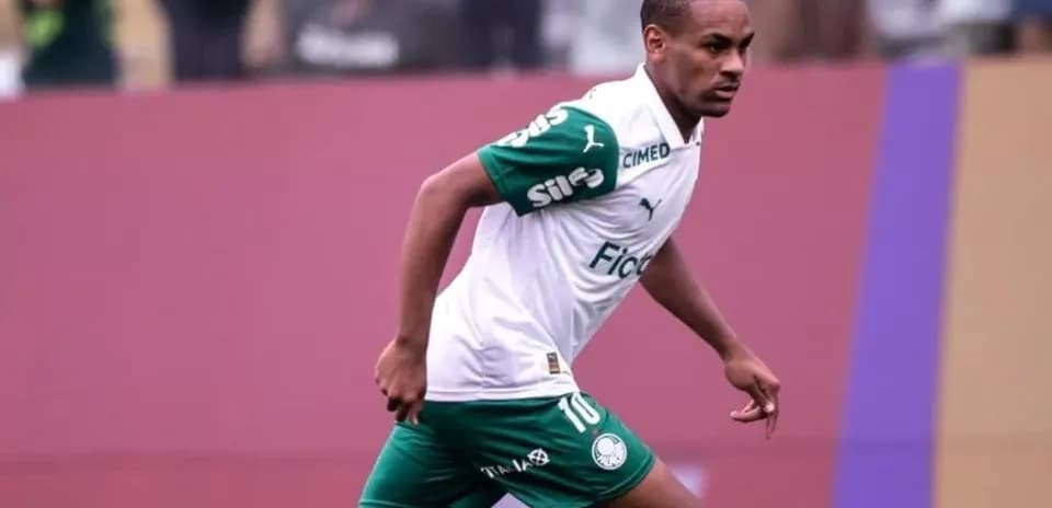 Futbolchi maydonda harakatda, Palmeiras formasi kiygan