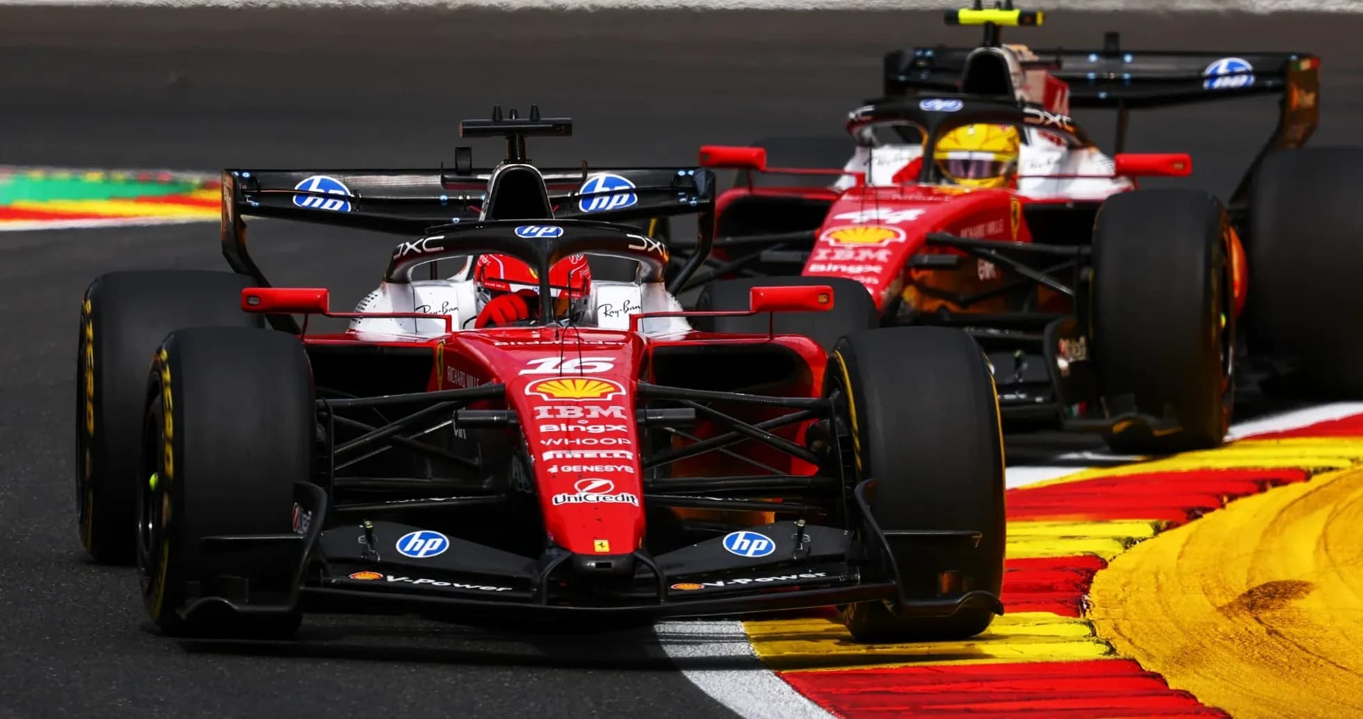 Ikki Ferrari mashinasi poygada burilishda
