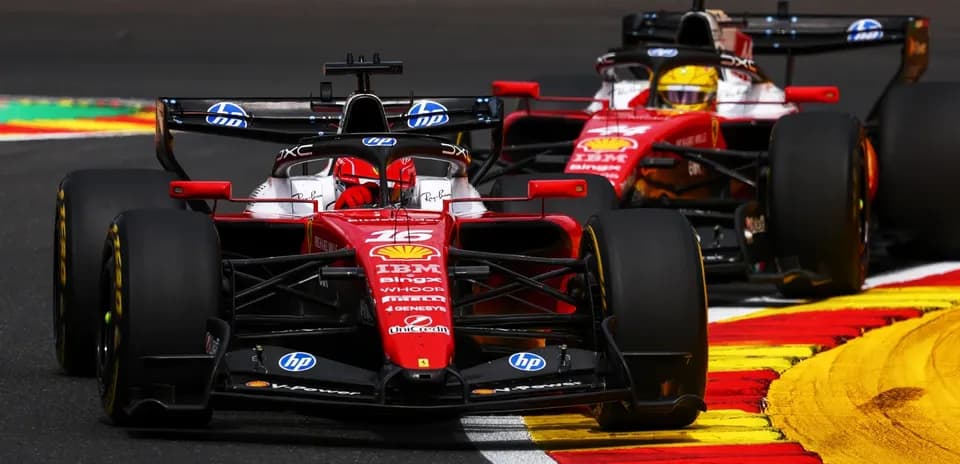 Ikki Ferrari mashinasi poygada burilishda