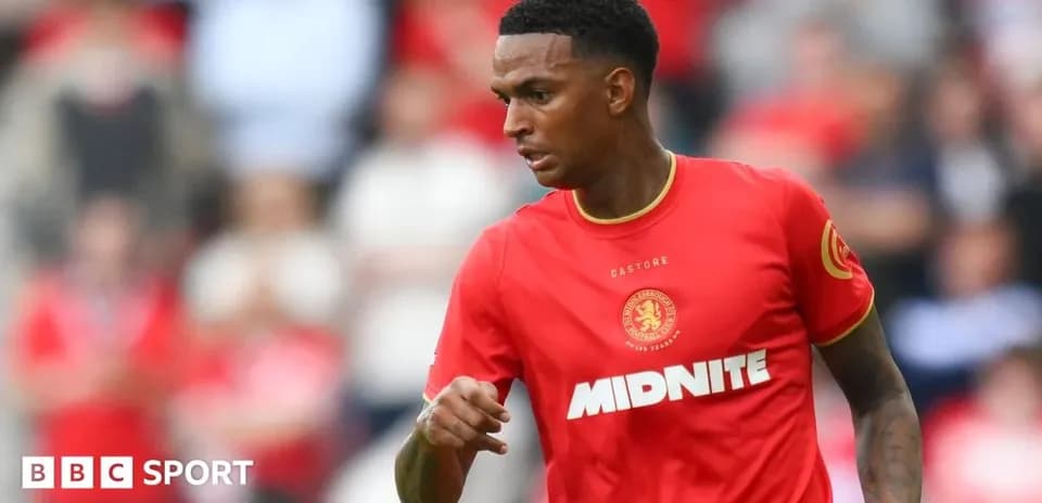 Futbolchi qizil forma kiyib o'yinda harakatda