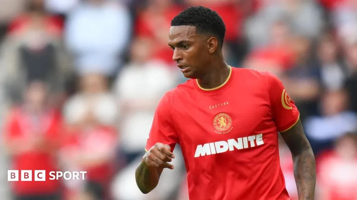 Futbolchi qizil forma kiyib o'yinda harakatda