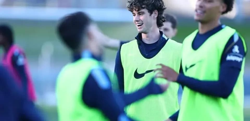 Futbolchilar mashg'ulotda bir-birlari bilan o'ynashmoqda