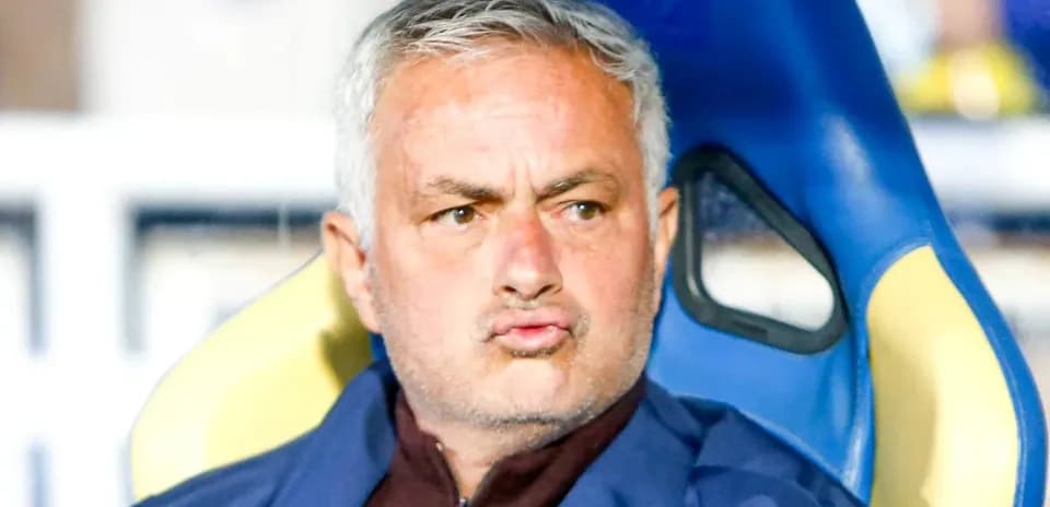 Murinho o'yin davomida o'yin stulida o'tirgan