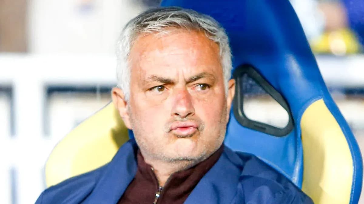 Murinho o'yin davomida o'yin stulida o'tirgan