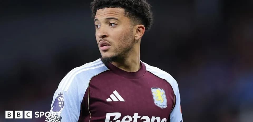 Futbolchi Aston Villa formasida maydonda