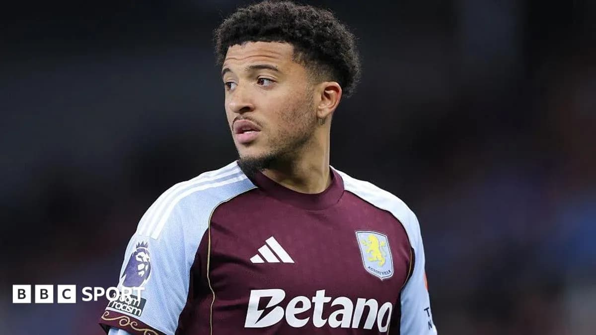 Futbolchi Aston Villa formasida maydonda