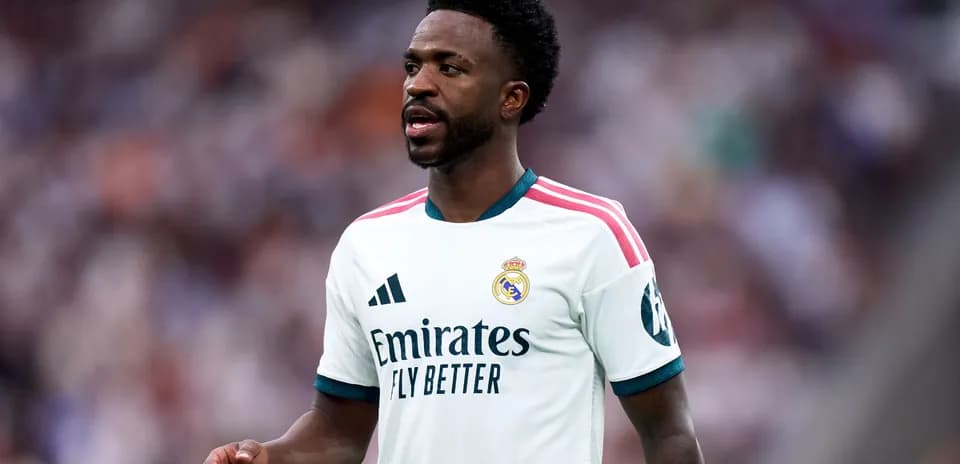 Futbolchi Real Madrid formasida o'yin davomida