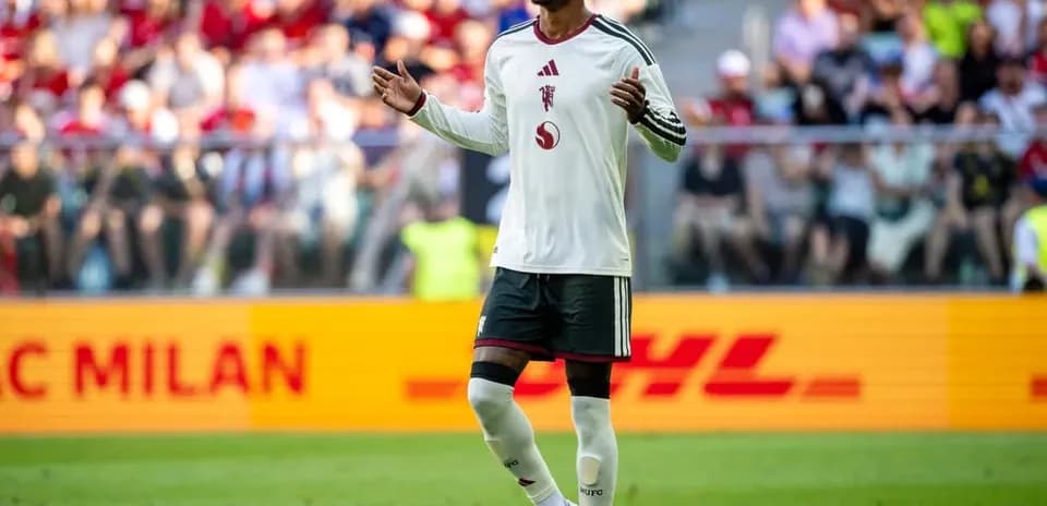 Futbolchi maydonda harakat qilib turibdi