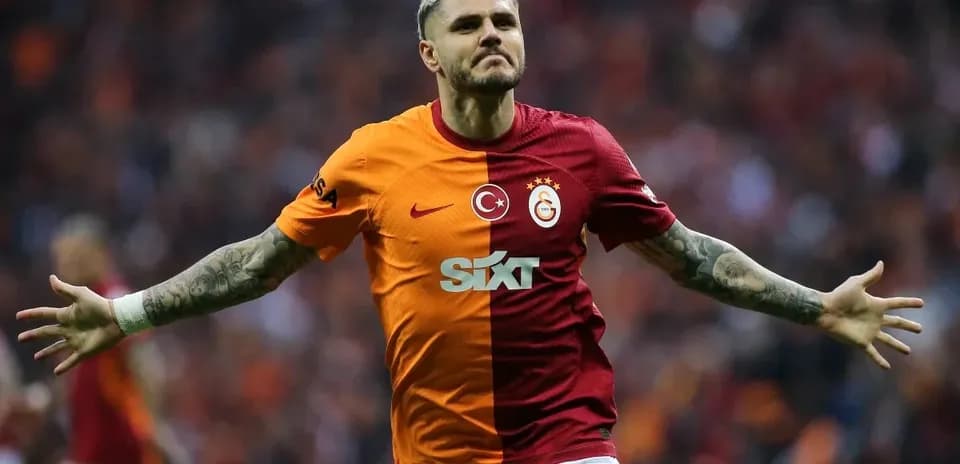 Futbolchi Galatasaray formasida gollashayotgan payt