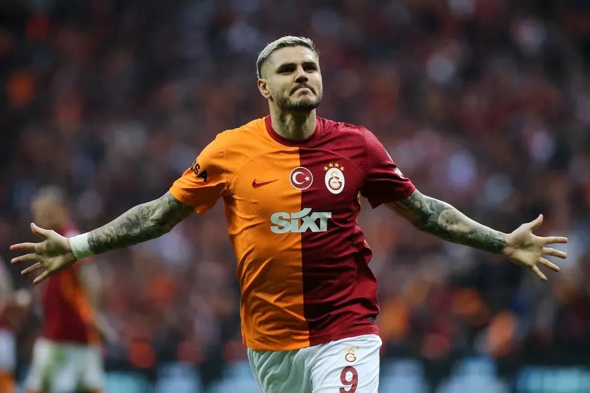 Futbolchi Galatasaray formasida gollashayotgan payt