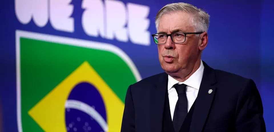 Braziliya futbol jamoasi logotipi oldida bosh murabbiy