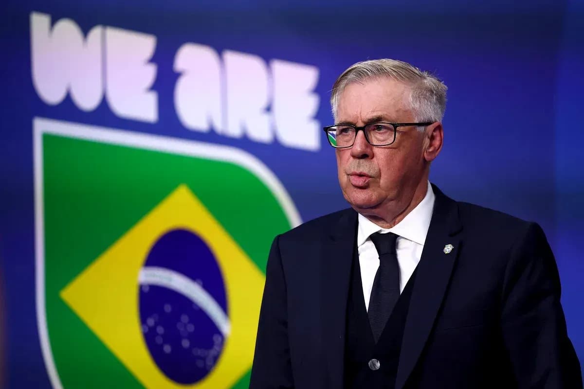 Braziliya futbol jamoasi logotipi oldida bosh murabbiy