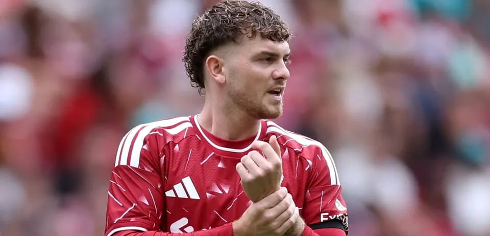 Futbolchi o'yin davomida qo'llarini ko'targan