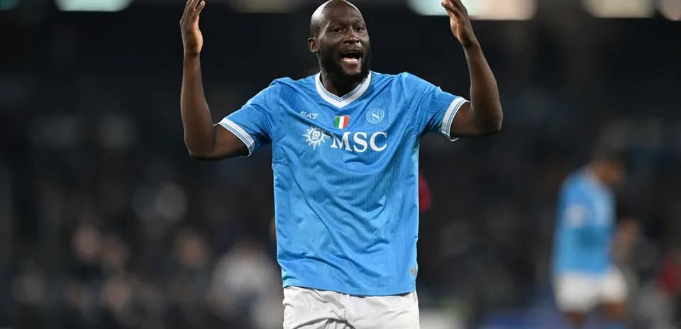 Futbolchi Napoli formasida maydonda harakatda