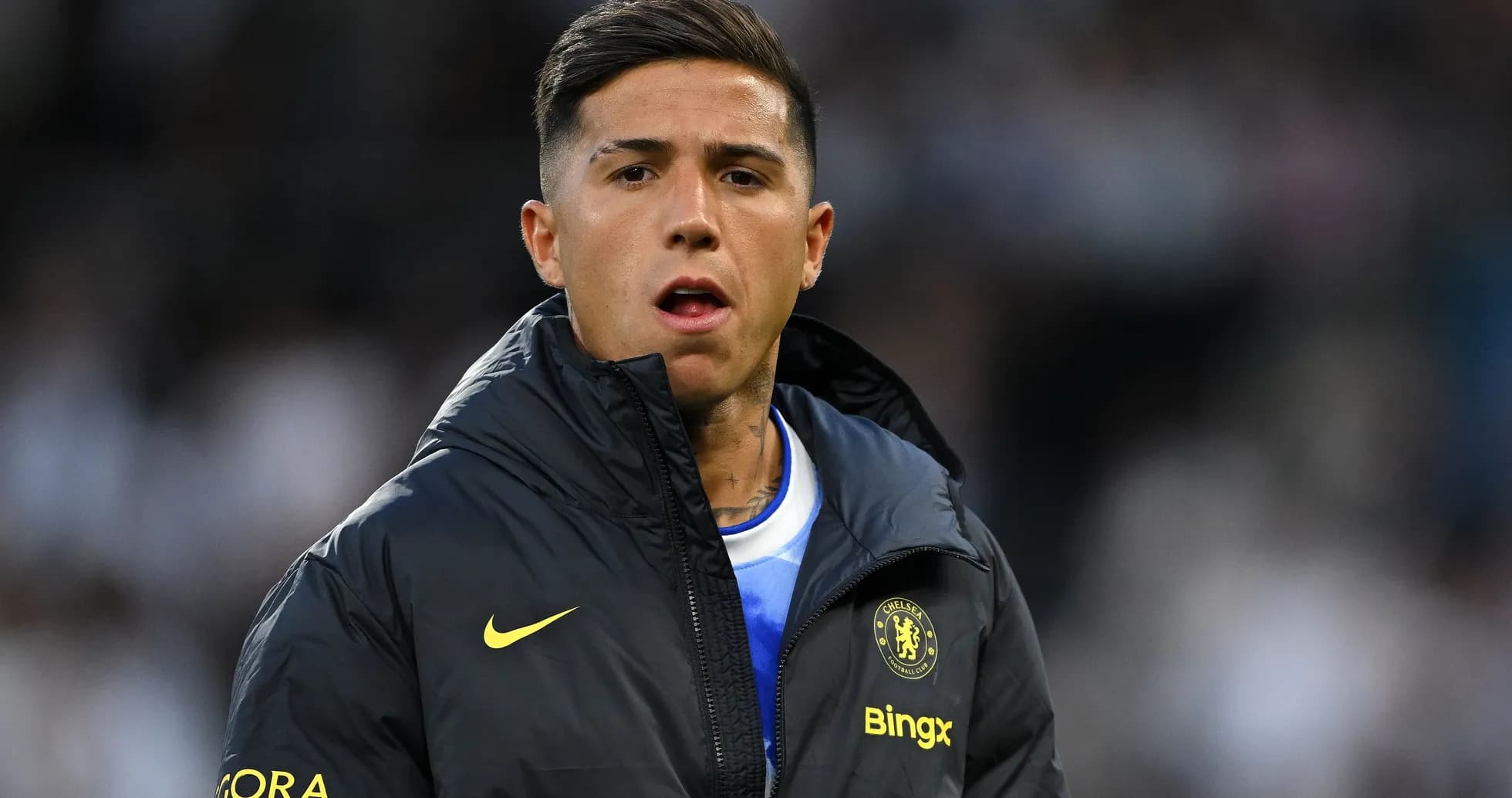 Futbolchi Chelsea formasi kiygan o'yinchi