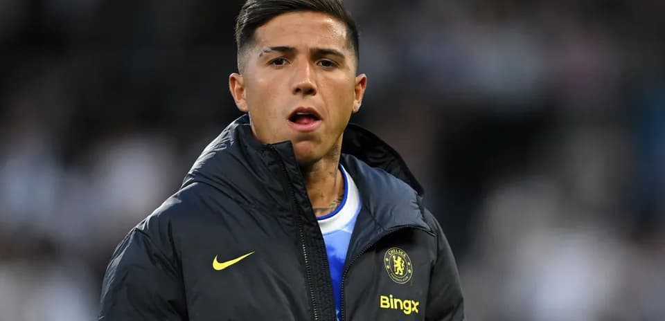 Futbolchi Chelsea formasi kiygan o'yinchi