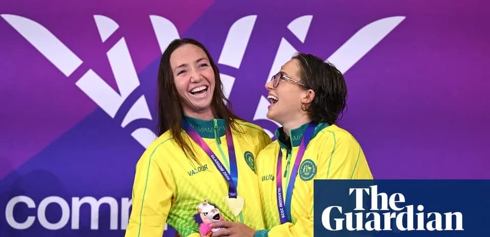 Ikkita sportchi medal bilan tabriklashmoqda