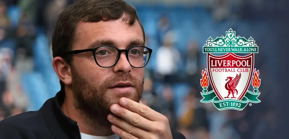 Kishi va Liverpool futbol klubi logotipi fonida