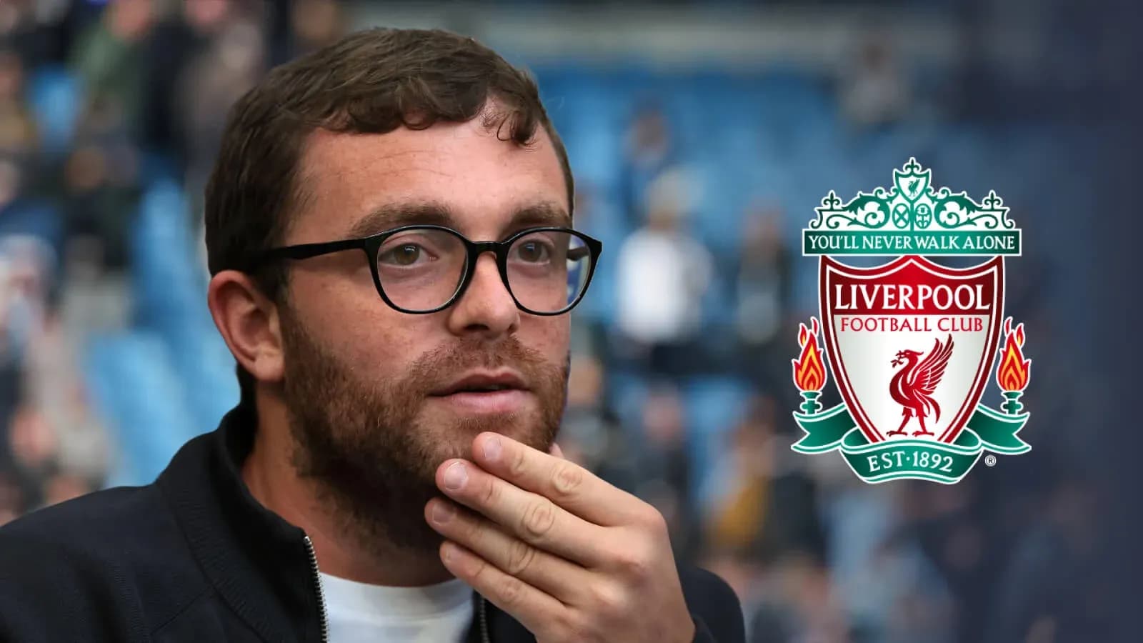 Kishi va Liverpool futbol klubi logotipi fonida