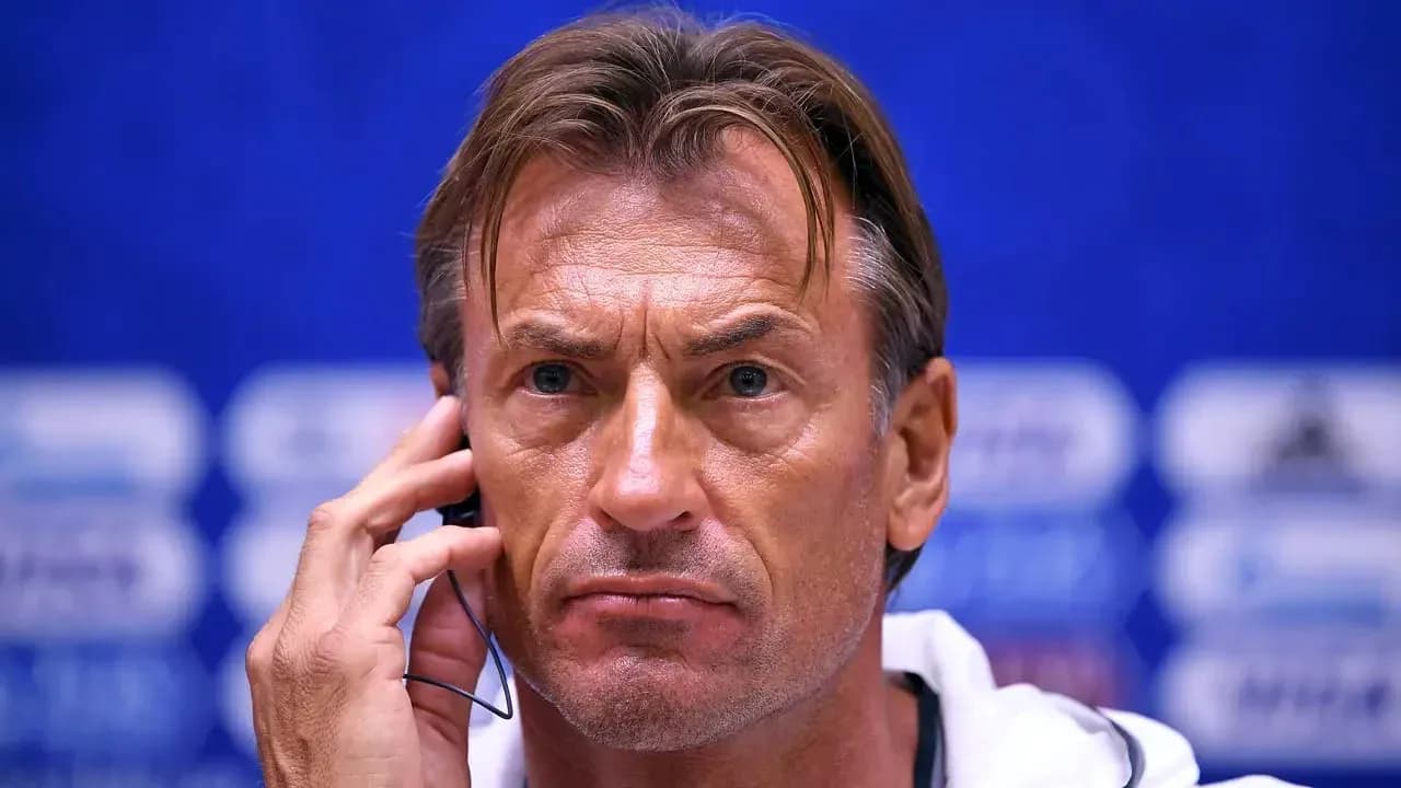 Murabbiy matbuot anjumanida telefon bilan muloqotda