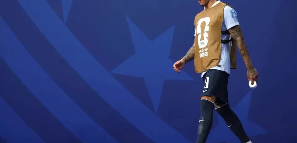 Futbolchi maydoniga chiqayotgan jamoa a'zosi